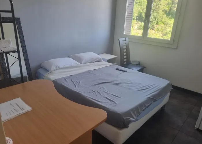 New cheap PRIVATE ROOM, KITCHEN ,TRAM on site, 12 minutes from nice train station with tram , beach in 17 min with tram , CHAMBRE PRIVÉE pas cher, cuisine équipée , tram sur place, à 12 min de la gare de Nice avec le tram, 17 min plage