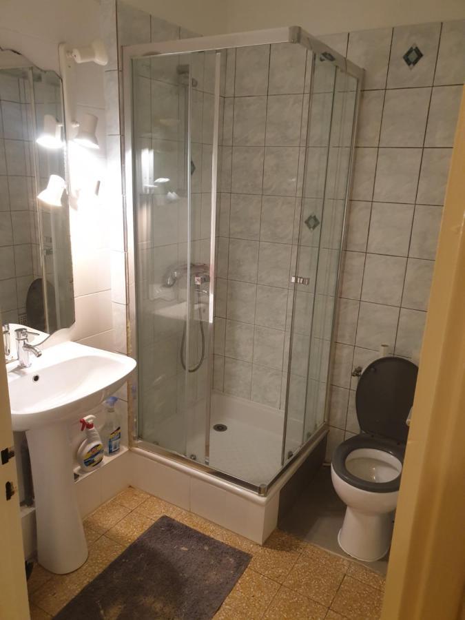 New Cheap Private Room, Kitchen ,tram On Site, 12 Minutes From Train Station With Tram , In 17 Min With Tram , Privée Pas Cher, Cuisine équipée , Tram Sur Place, à 12 Min De La Gare De Avec Le Tram, 17 Min