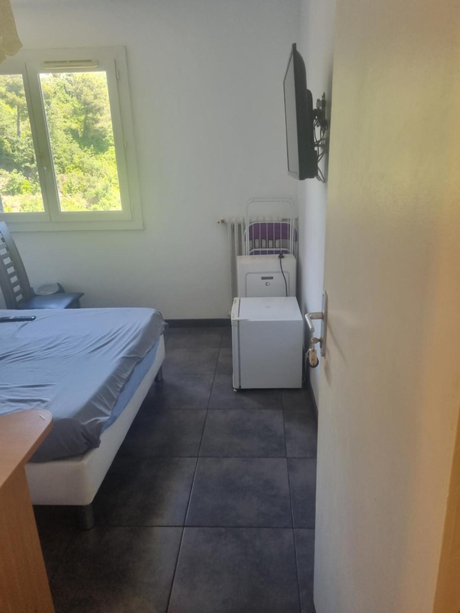 New Cheap Private Room, Kitchen ,tram On Site, 12 Minutes From Train Station With Tram , In 17 Min With Tram , Privée Pas Cher, Cuisine équipée , Tram Sur Place, à 12 Min De La Gare De Avec Le Tram, 17 Min *