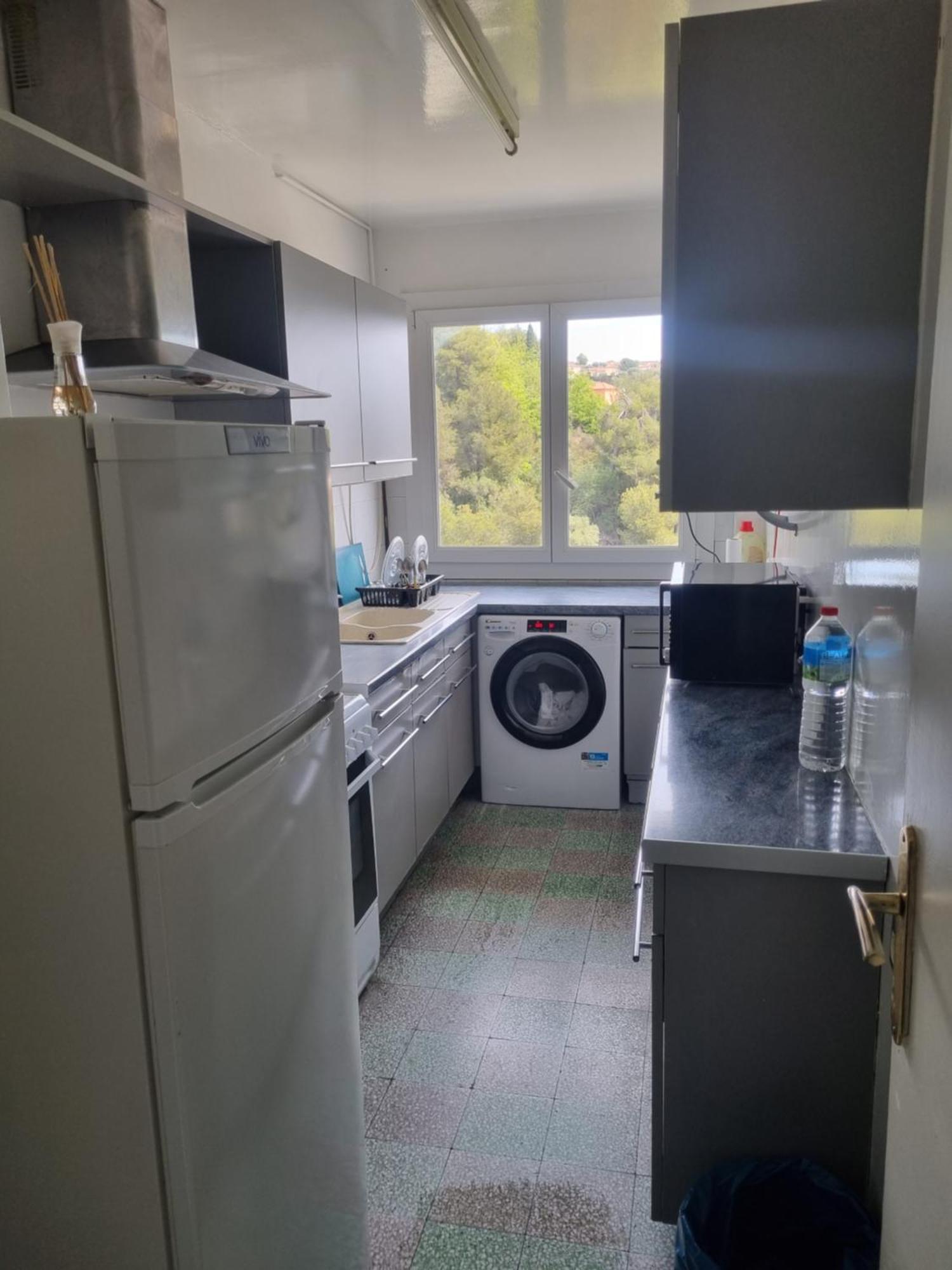 New Cheap Private Room, Kitchen ,tram On Site, 12 Minutes From Train Station With Tram , In 17 Min With Tram , Privée Pas Cher, Cuisine équipée , Tram Sur Place, à 12 Min De La Gare De Avec Le Tram, 17 Min Alojamento de Acomodação e Pequeno-almoço