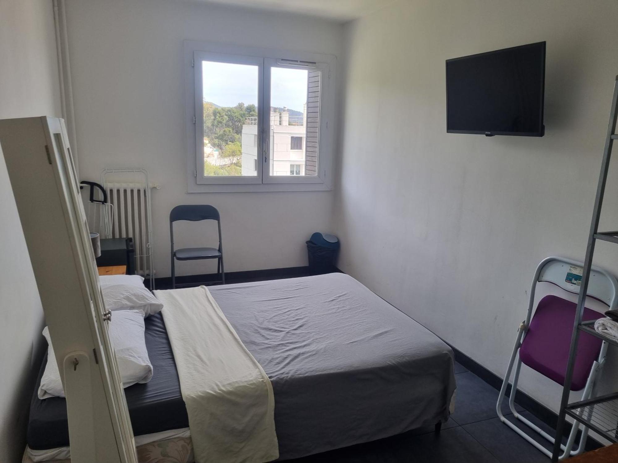 Alojamento de Acomodação e Pequeno-almoço New Cheap Private Room, Kitchen ,tram On Site, 12 Minutes From Train Station With Tram , In 17 Min With Tram , Privée Pas Cher, Cuisine équipée , Tram Sur Place, à 12 Min De La Gare De Avec Le Tram, 17 Min *