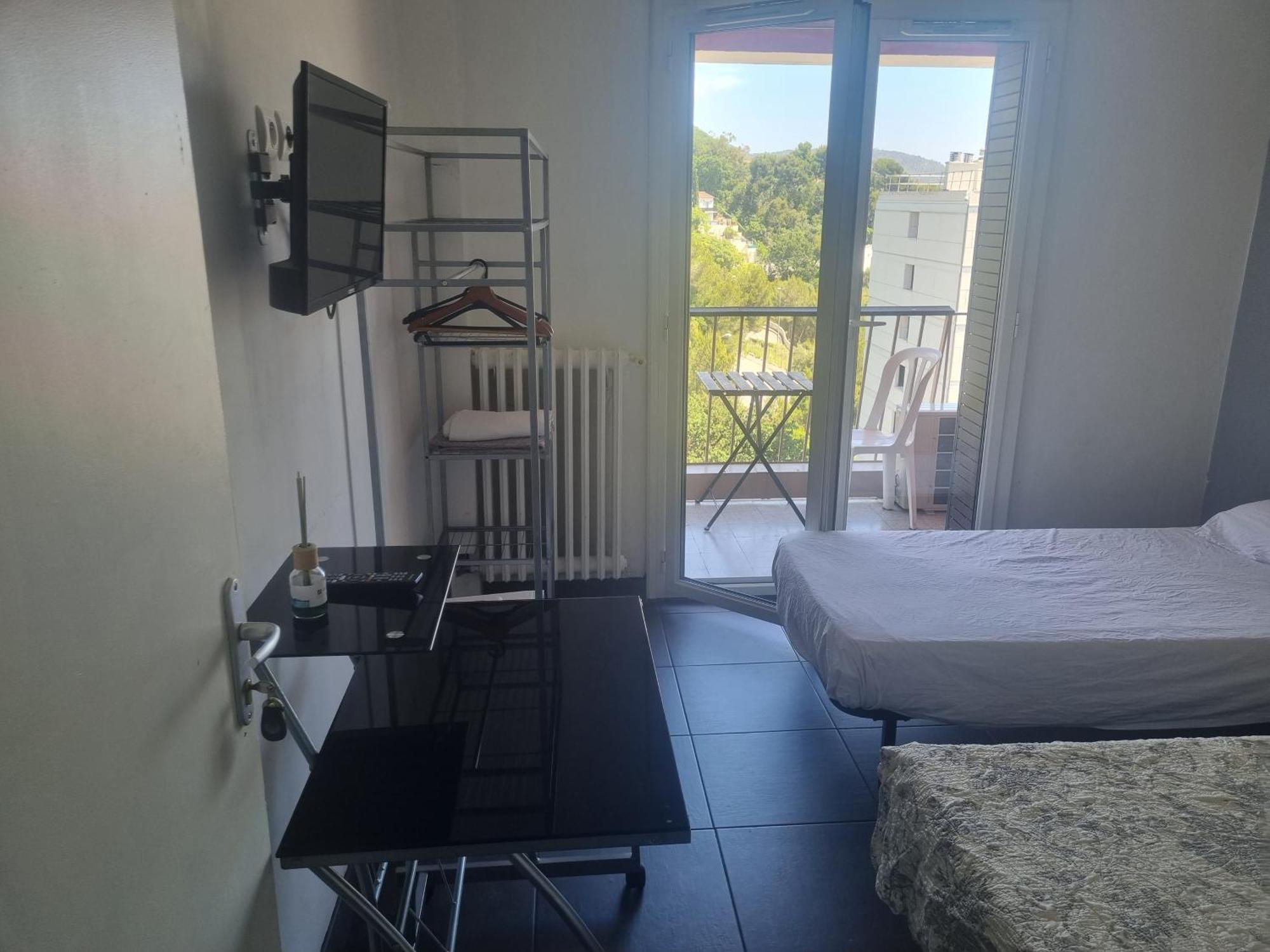 New Cheap Private Room, Kitchen ,tram On Site, 12 Minutes From Train Station With Tram , In 17 Min With Tram , Privée Pas Cher, Cuisine équipée , Tram Sur Place, à 12 Min De La Gare De Avec Le Tram, 17 Min Alojamento de Acomodação e Pequeno-almoço
