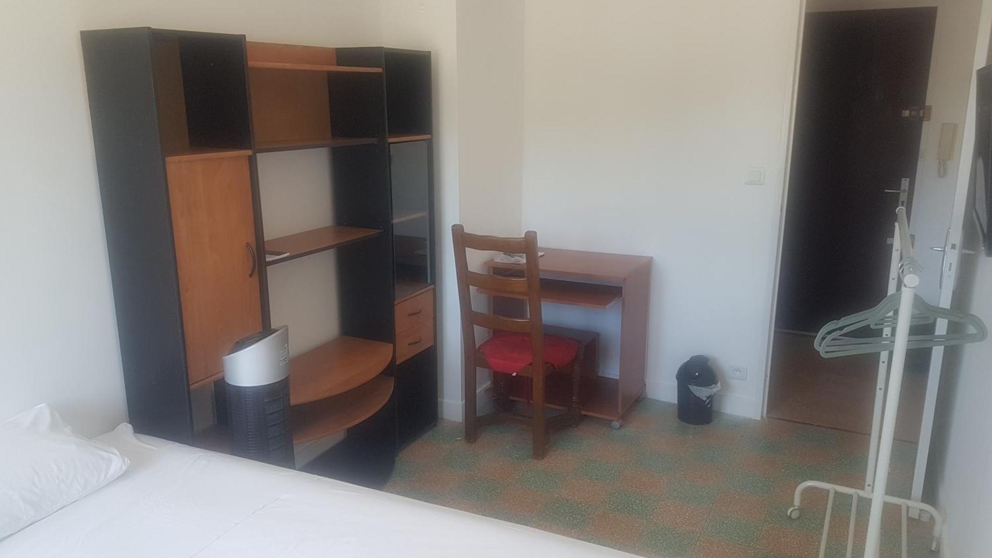 New Cheap Private Room, Kitchen ,tram On Site, 12 Minutes From Train Station With Tram , In 17 Min With Tram , Privée Pas Cher, Cuisine équipée , Tram Sur Place, à 12 Min De La Gare De Avec Le Tram, 17 Min